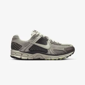 Nike | WMN'S ZOOM VOMERO 5  { COBBLESTONE/LIGHT BONE-LIGHT BONE