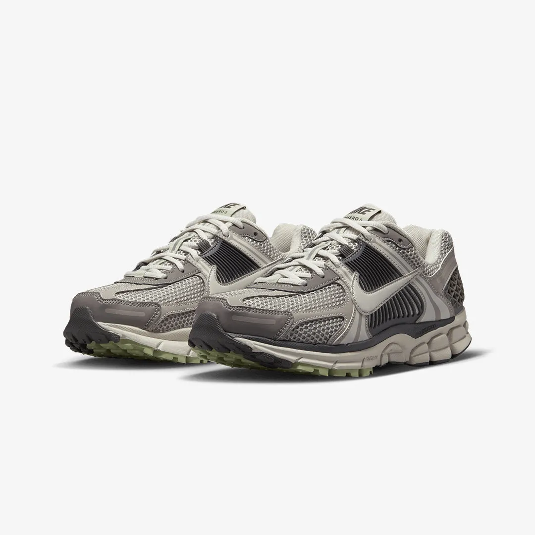 Nike | WMN'S ZOOM VOMERO 5  { COBBLESTONE/LIGHT BONE-LIGHT BONE