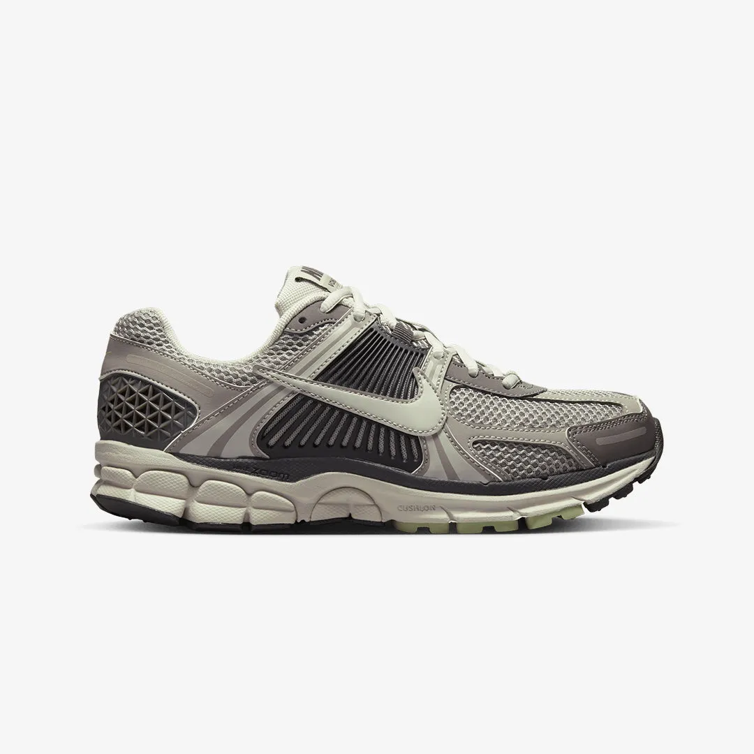 Nike | WMN'S ZOOM VOMERO 5  { COBBLESTONE/LIGHT BONE-LIGHT BONE