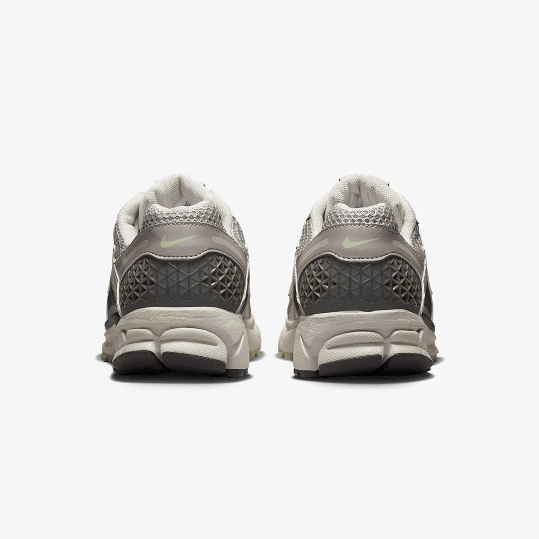 Nike | WMN'S ZOOM VOMERO 5  { COBBLESTONE/LIGHT BONE-LIGHT BONE