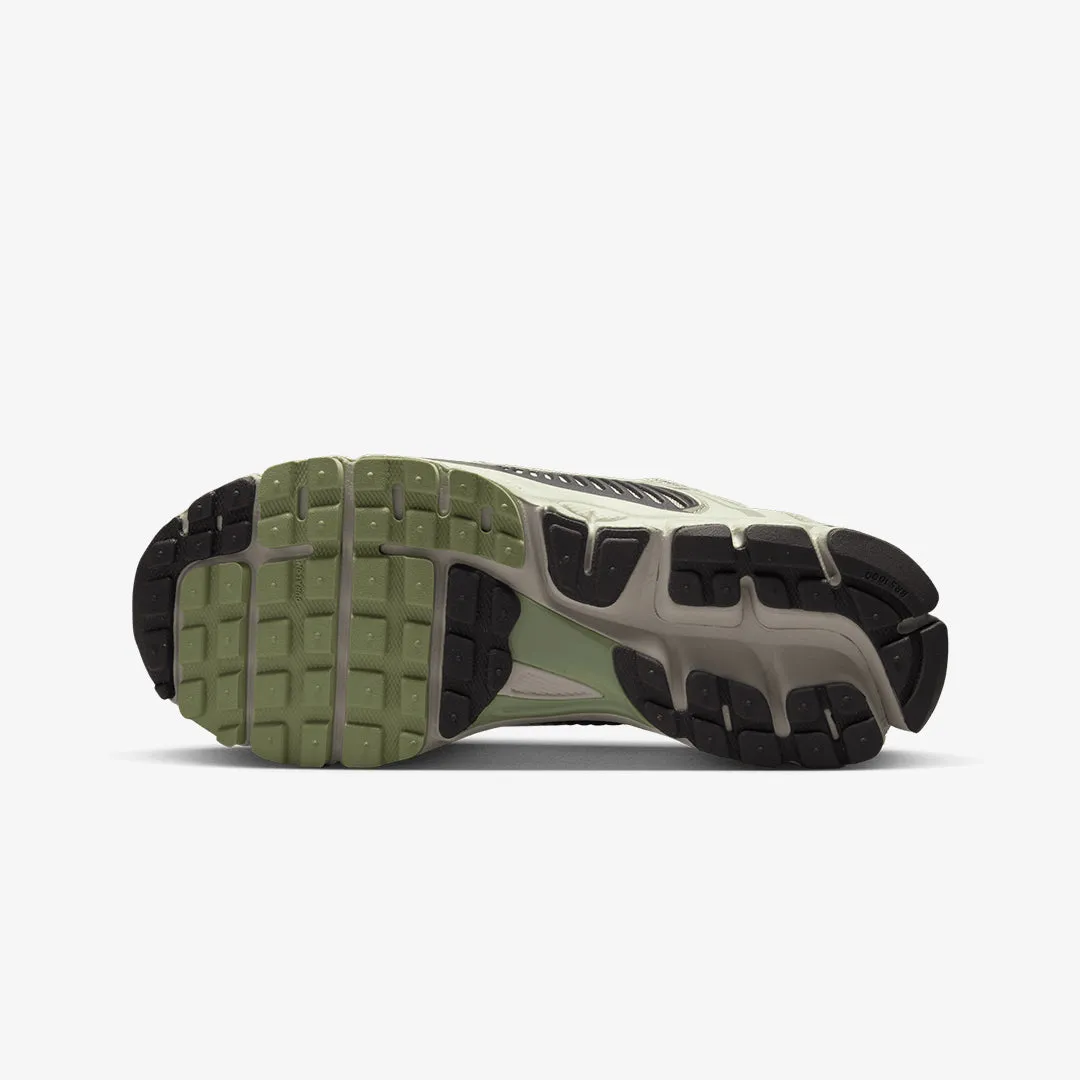 Nike | WMN'S ZOOM VOMERO 5  { COBBLESTONE/LIGHT BONE-LIGHT BONE